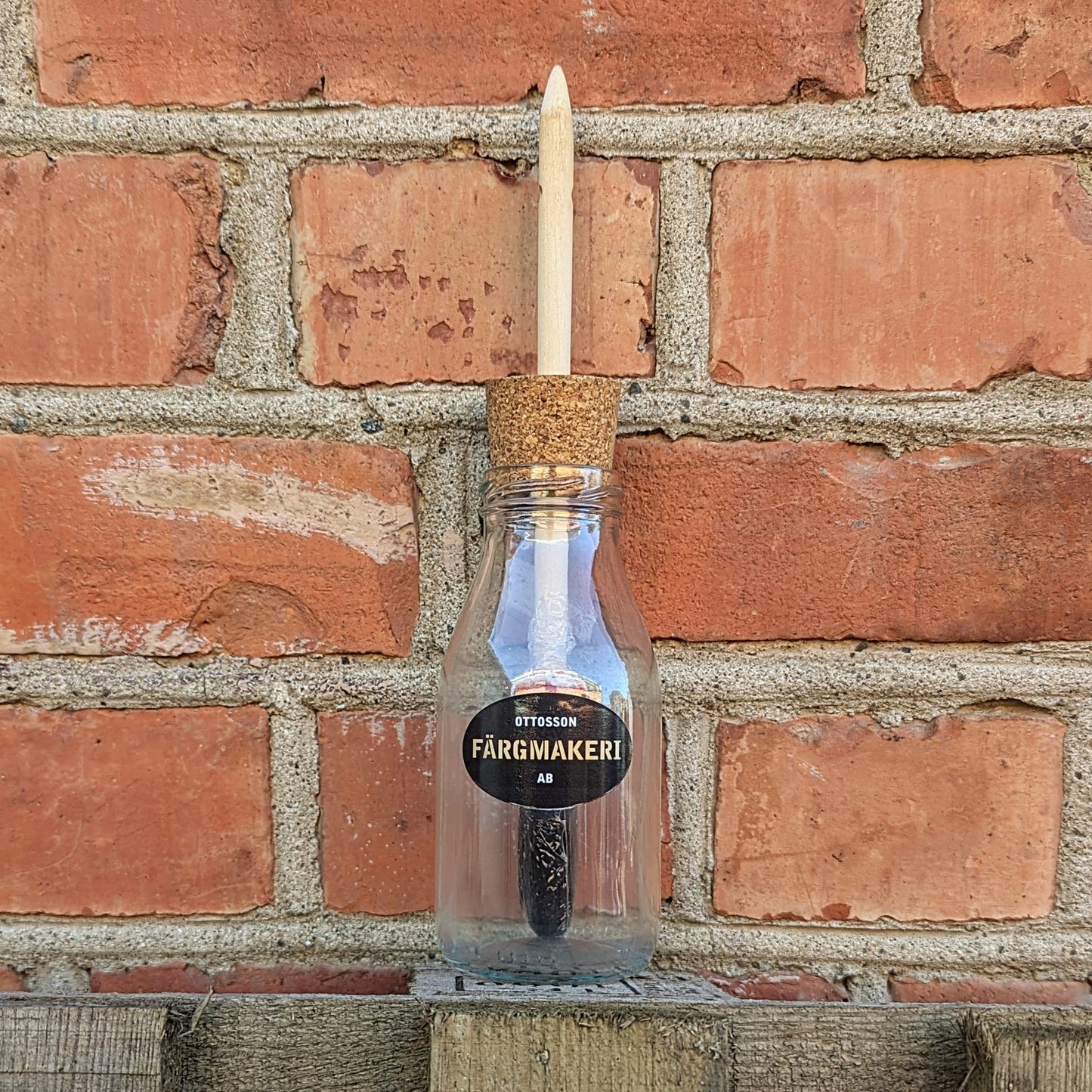 Glassbeholder og pensel for kvistlakk