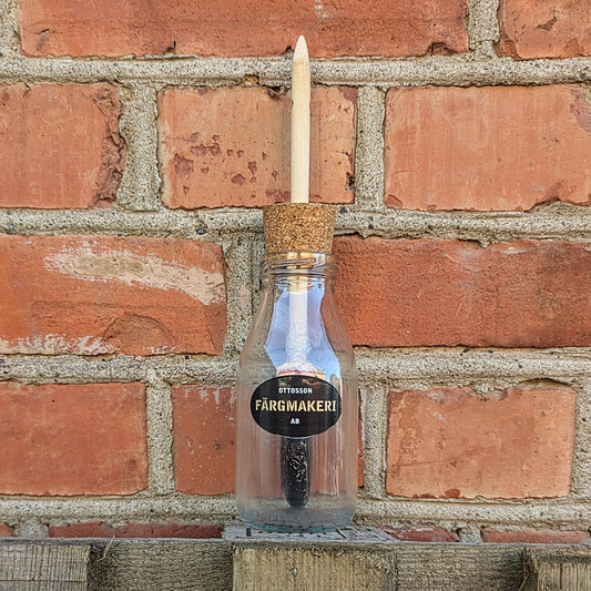 Glassbeholder og pensel for kvistlakk